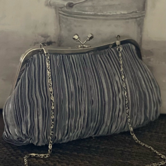 Vintage Gray Pleated Silver Sequins Detachable Chain Clutch/Crossbody Purse - Picture 6 of 7